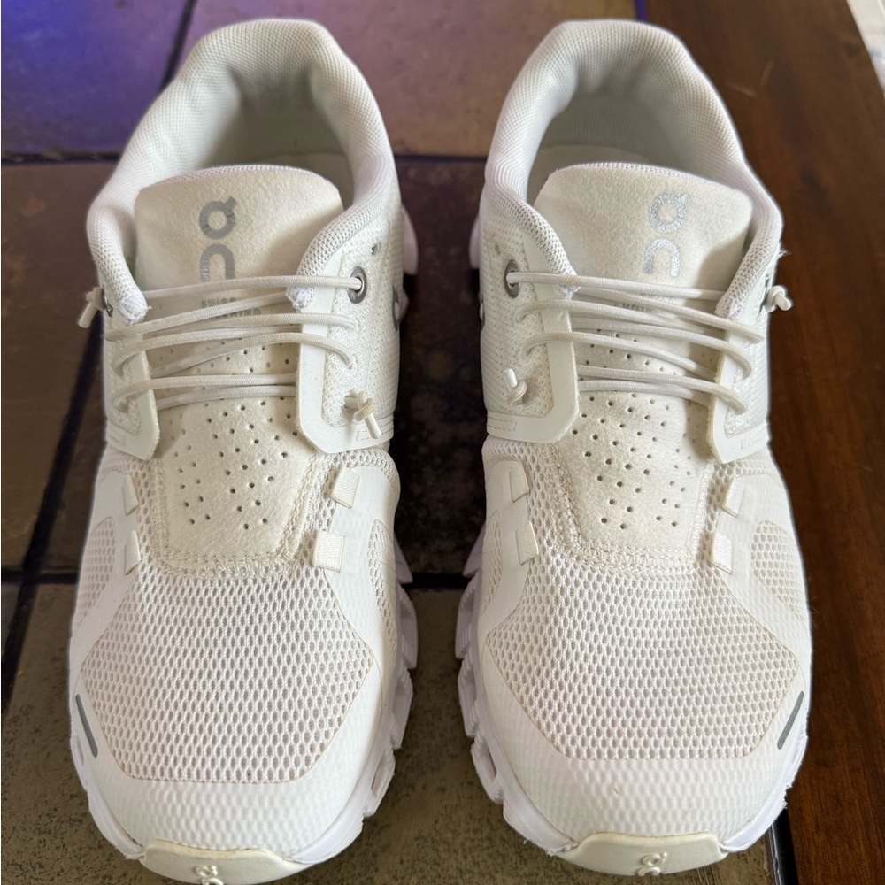 On Running Women's White Mesh Athletic Shoes On Cloud 5